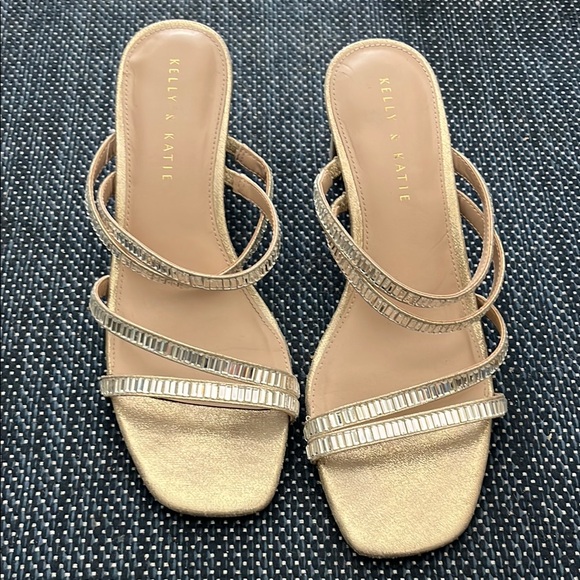 Kelly & Katie Gold Strappy Women's Sandals - Picture 1 of 4
